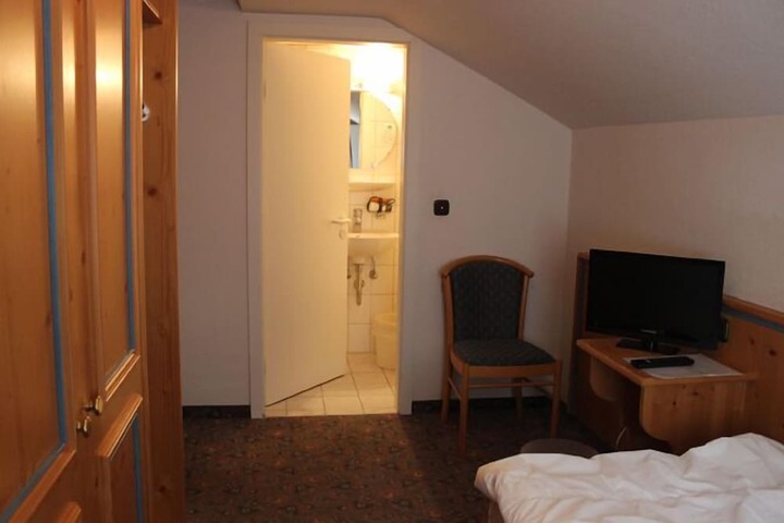 Room 12 of 36