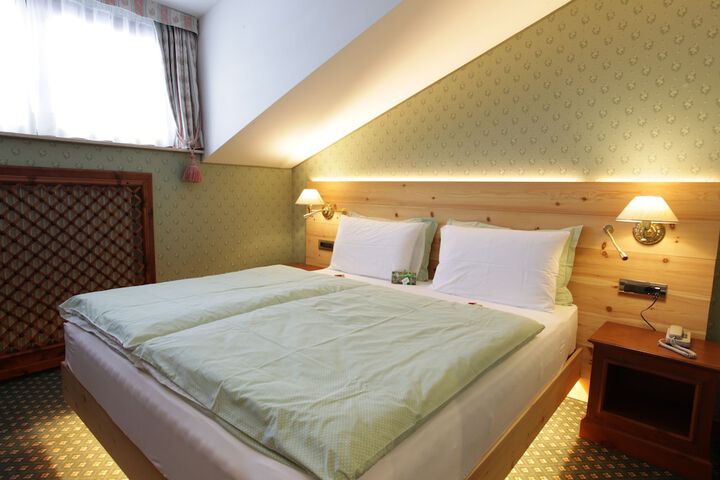Room 2 of 52