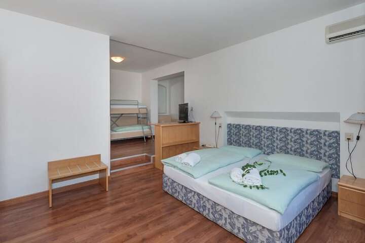 Room 14 of 65