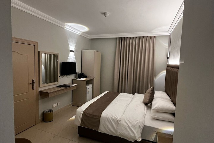 Room 37 of 100