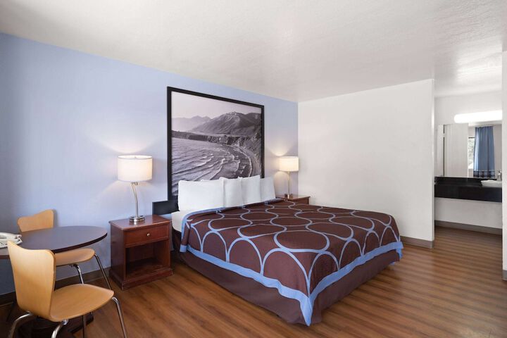 1 King Bed (8 of 20)