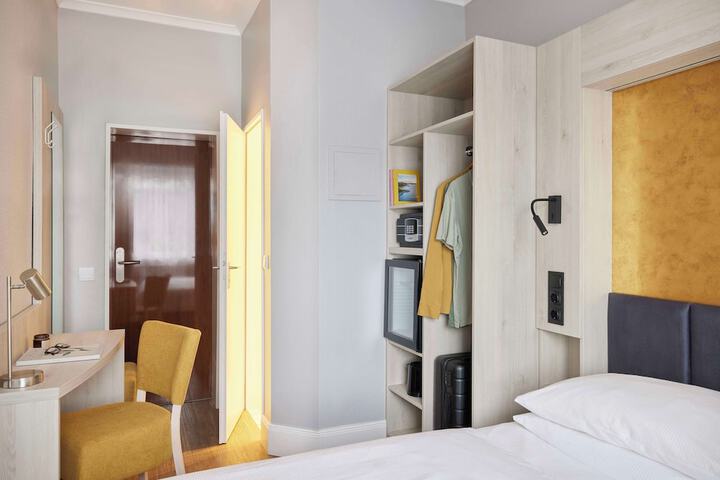 Room 16 of 48