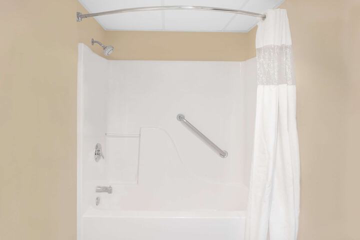1 Queen Bed Mobility Accessible (2 of 11)
