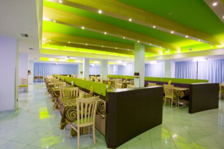 Dining 9 of 18