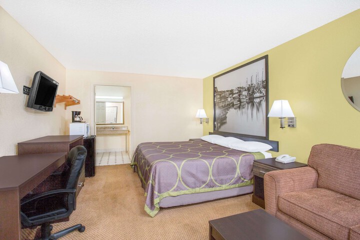 1 King Bed (8 of 12)
