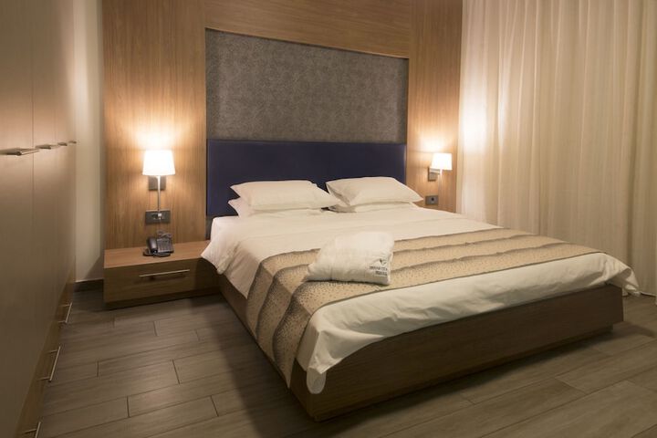 Room 5 of 76