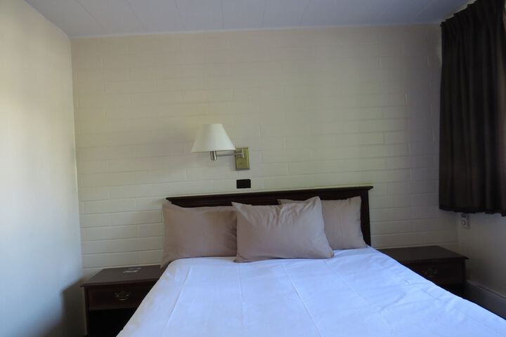 Room 5 of 18