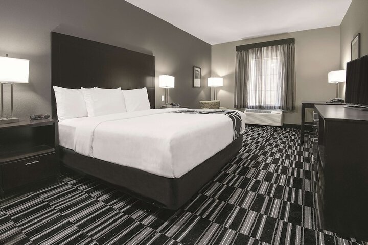 1 King Bed Mobility Hearing Impaired Accessible Room (10 of 10)