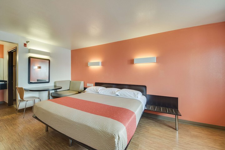 Room 9 of 38