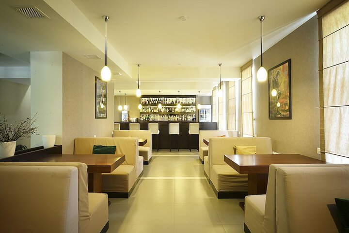 Lounge 84 of 93