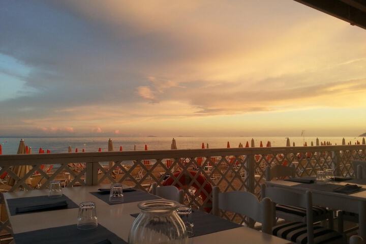 Dining 37 of 66