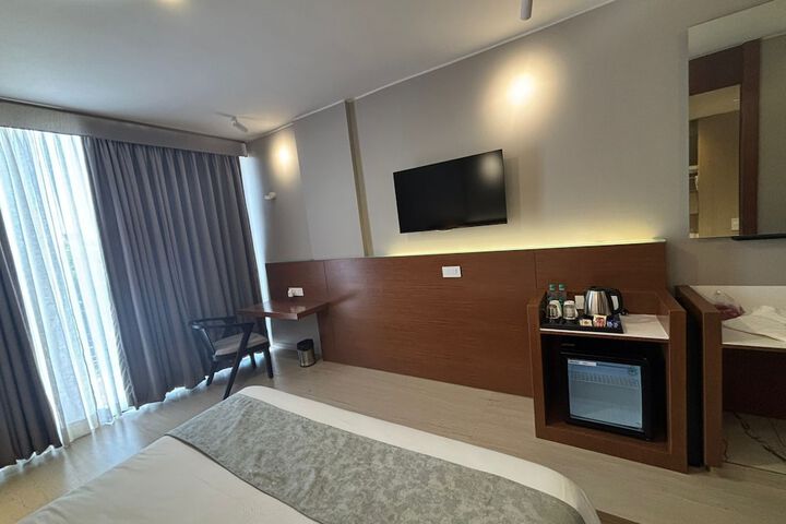 Room 6 of 9