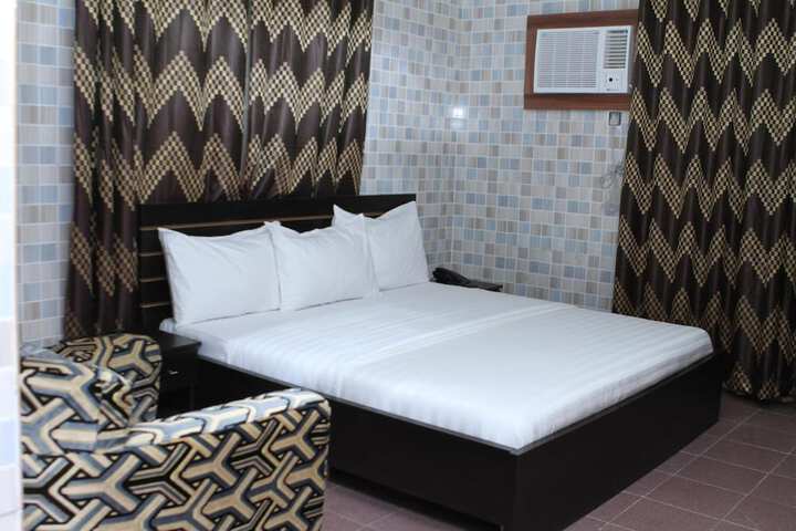 Room 17 of 39