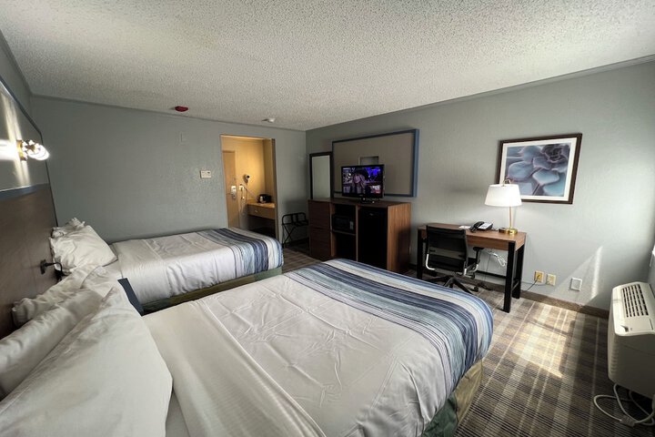 1 Double Bed Mobility or Hearing Accessible Room Bathtub with Grab Bars (2 of 4)