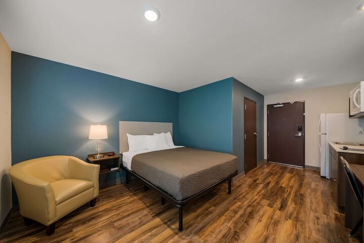 1 Queen Bed (2 of 12)