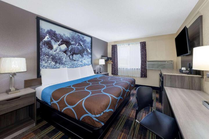 1 King Bed (4 of 14)