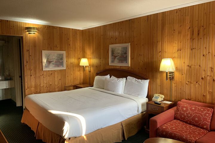 1 King Bed (6 of 13)