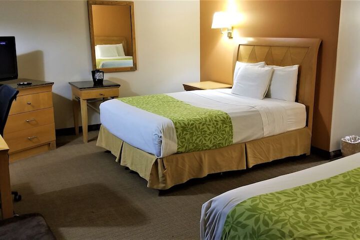 Deluxe Room 1 Queen Bed (4 of 11)