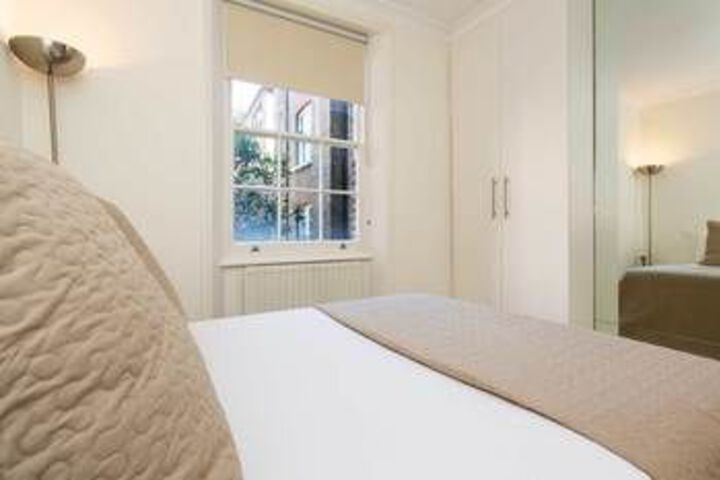 Room 4 of 12