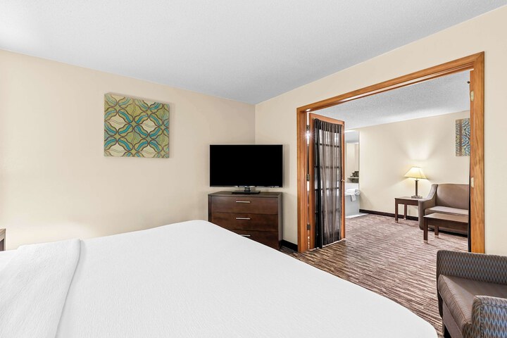 1 King Bed Flat Screen Television Chair with Ottoman Microwave and Refrigerator WiFi I (2 of 23)