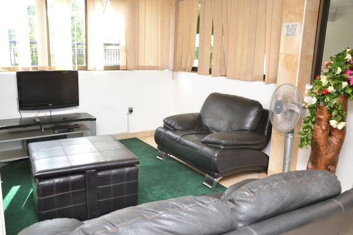 Lounge 16 of 24