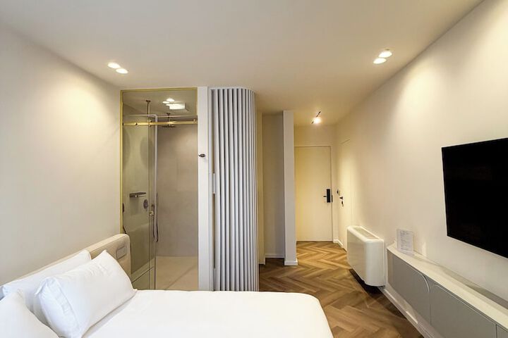 Room 43 of 104