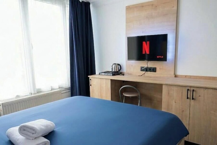 Room 4 of 8
