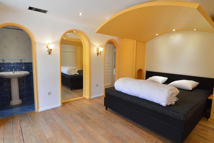 Room 7 of 32