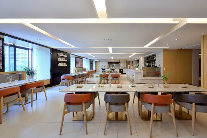Dining 8 of 9
