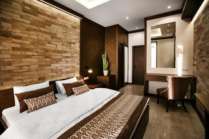 Room 8 of 34