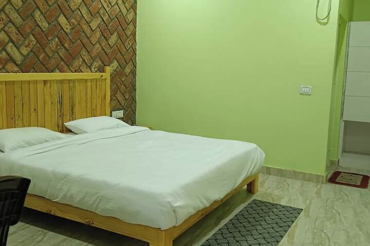 Room 3 of 16