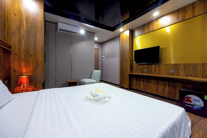 Room 10 of 32