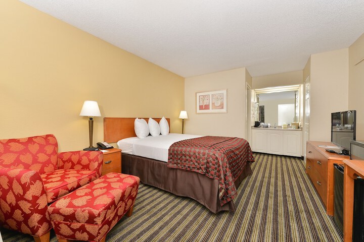 1 King Bed (3 of 12)
