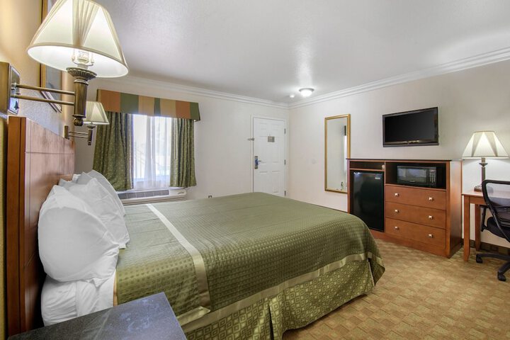 Room 10 of 28