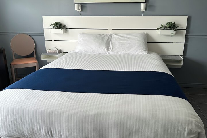 1 Queen Bed (20 of 29)
