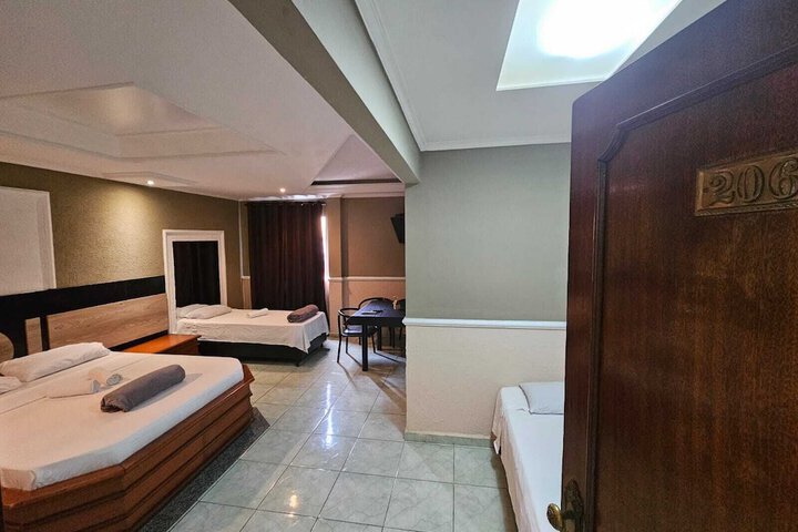 Room 4 of 7