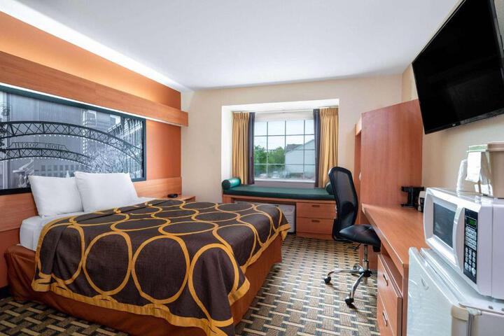 1 Queen Bed (3 of 17)