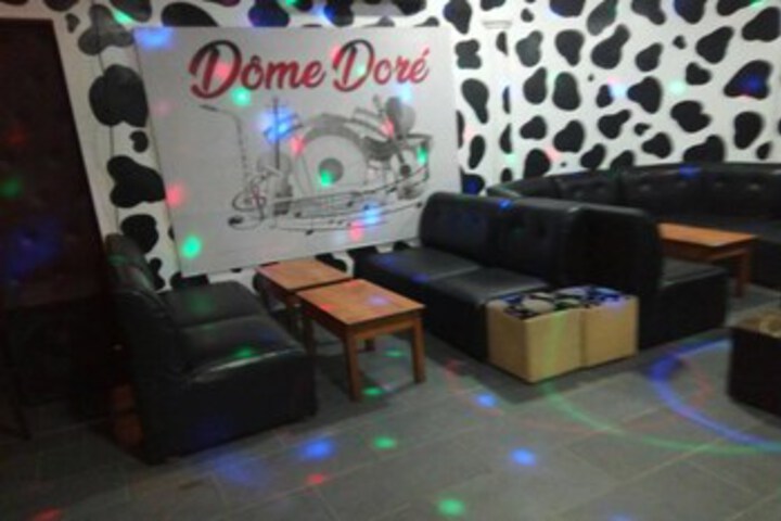 Lounge 5 of 13