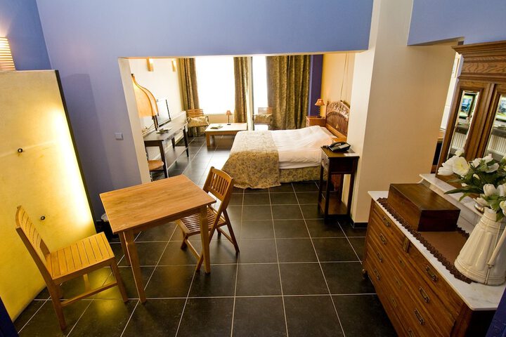 Room 2 of 39