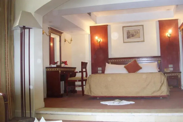 Room 4 of 22