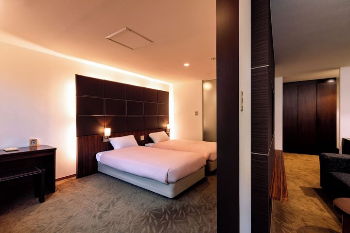 Room 28 of 93