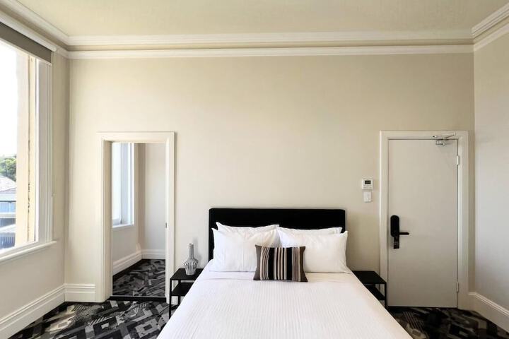 Room 9 of 25