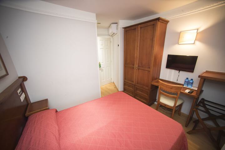 Room 13 of 34