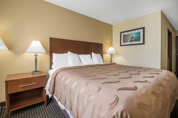 1 King Bed (4 of 10)