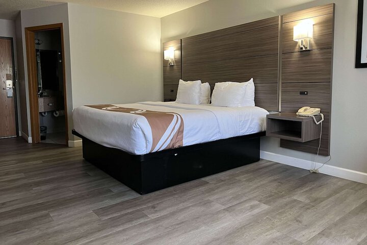 1 King Bed (5 of 17)