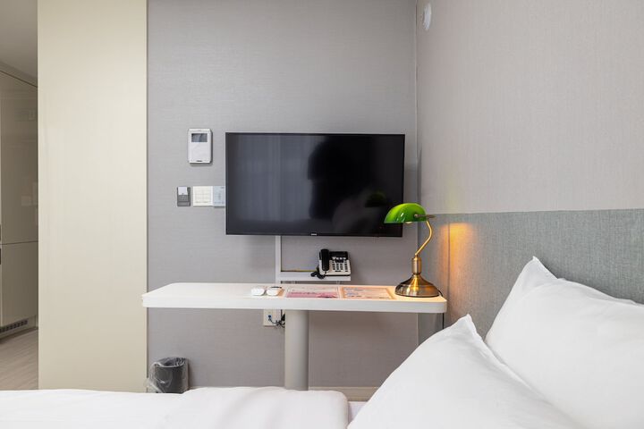 Room 8 of 19