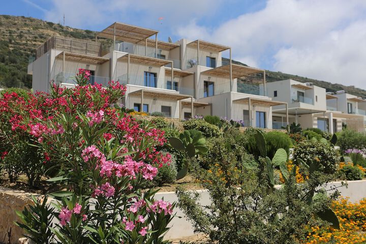 Hotel Exterior 65 of 72