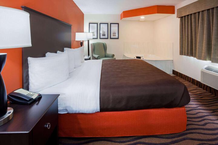 1 King Bed (13 of 15)