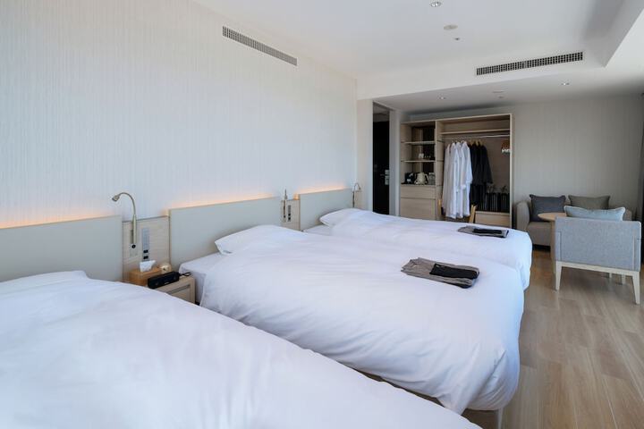Room 18 of 121