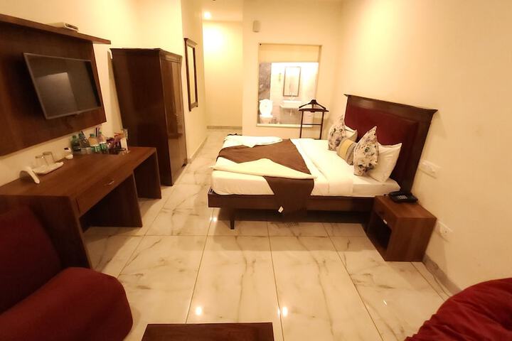 Room 14 of 28